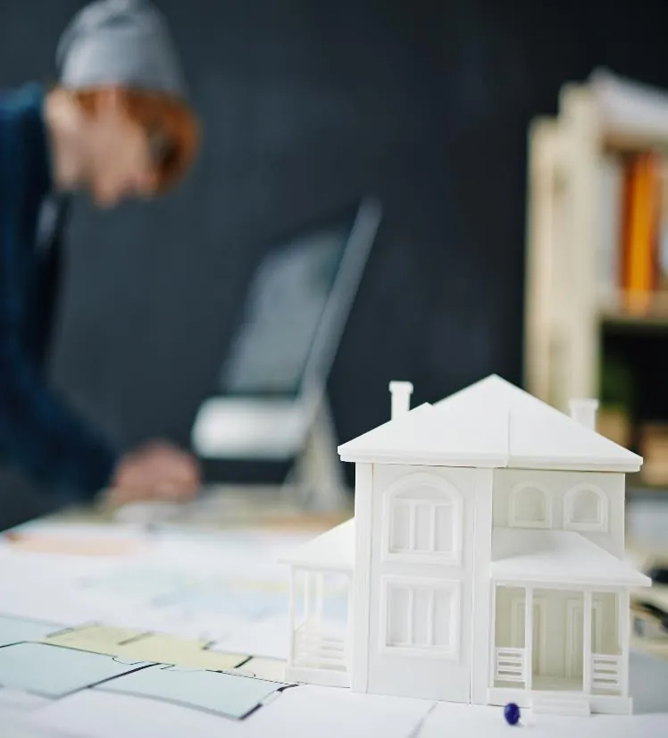 Resim Yapı proje masasında mimari çizim ve bina maketi